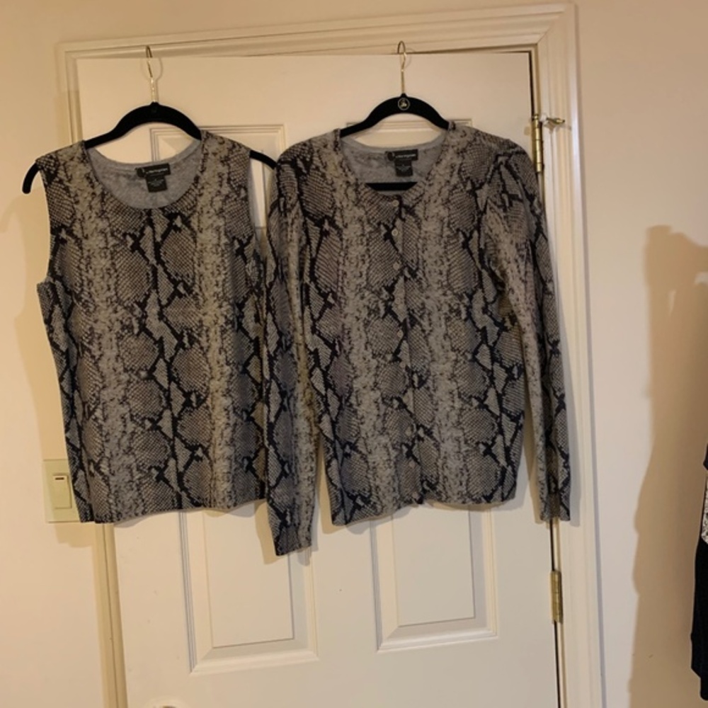 Bloomingdale’s Tan/Black Snakeprint CashmereTwin Sweater Set sz M